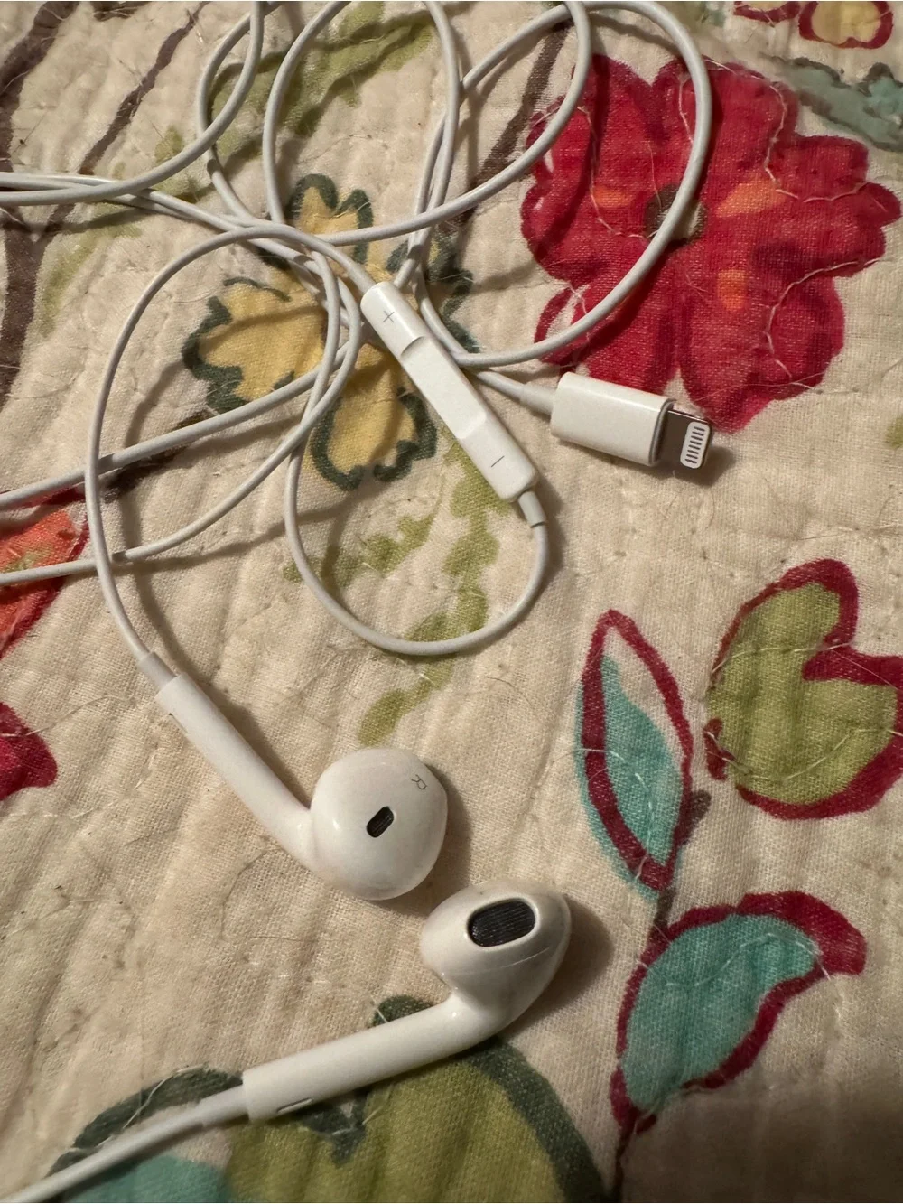 Apple White Wired Earbuds with In-line Microphone